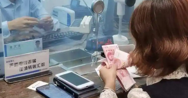 Nữ doanh nhân đăng ký rút 10 tỷ từ tài khoản tiết kiệm, nhân viên ngân hàng báo cảnh sát: "Chị cần gửi lại tiền ngay!"