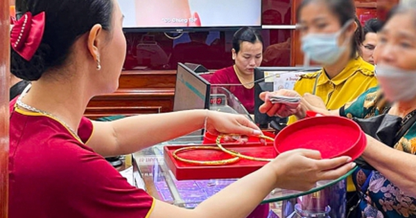 Giá vàng đảo chiều giảm chóng mặt, người dân gấp gáp bán vẫn không kịp chốt lời