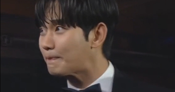 Kim Soo Hyun nhận tin “sét đánh ngang tai”