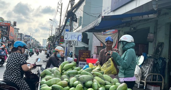 Ngỡ ngàng nhiều trái cây giải nhiệt mùa nóng có giá bằng ly trà đá