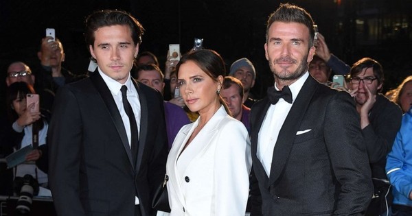 Dấu hiệu vợ chồng Beckham cạch mặt con trai Brooklyn