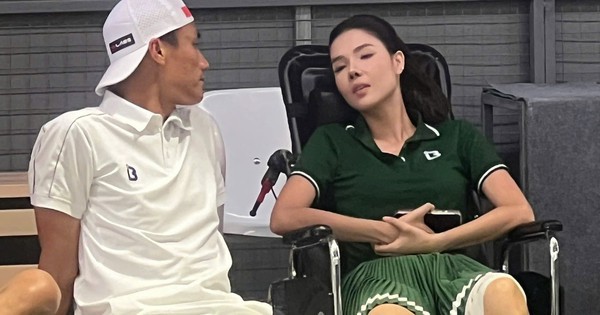 Lộ khoảnh khắc siêu mẫu Kỳ Hân phờ phạc ngồi xe lăn trên sân pickleball sau chấn thương gãy chân gây sốc
