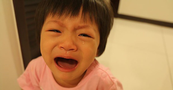 Chuyên gia phán câu chấn động: Trẻ dễ trở nên VÔ ƠN vì 5 thứ cha mẹ treo trên người, thứ trong "túi quần" này là cực kinh khủng!