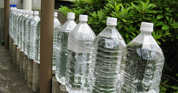 Tại sao người Nhật thường đặt chai nước quanh nhà thay vì cất tủ lạnh?