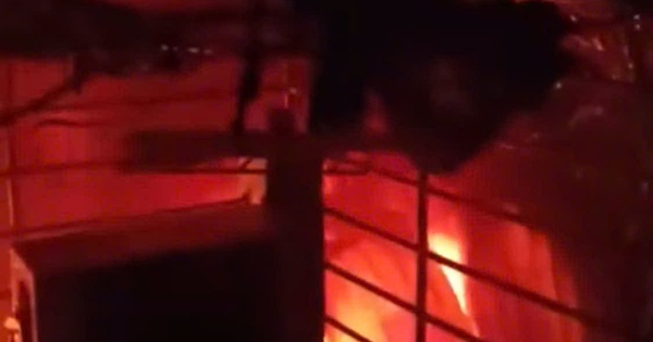 Cháy dữ dội cửa hàng bán đồ thể thao lúc nửa đêm