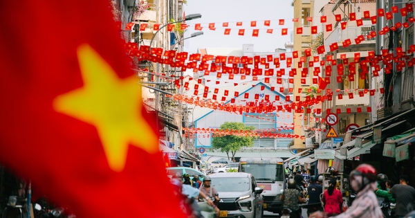 Chùm ảnh: 30/4 chưa đến, TP.HCM đã lặng lẽ khoe vẻ đẹp tự hào của tháng Tư