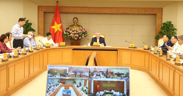 Phó Thủ tướng nhắc nhở một số địa phương "đá bóng lên, đá bóng xuống" khi gỡ khó cho điện sạch