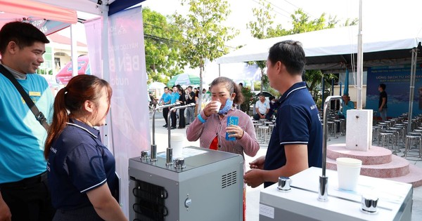 Điện máy Xanh mang máy lọc nước về tận nơi để người dân dùng thử