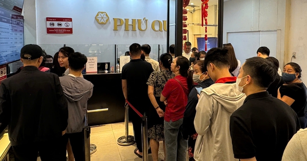 Tiếc vì "bay" trăm triệu do chốt lời sai thời điểm, giờ xếp hàng chỉ mua được 1 chỉ vàng/ngày