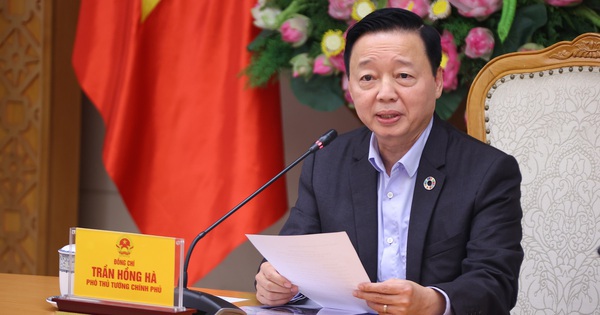 Phó Thủ tướng Trần Hồng Hà nghe báo cáo đề xuất tuyến đường sắt chở khách Hà Nội – Quảng Ninh