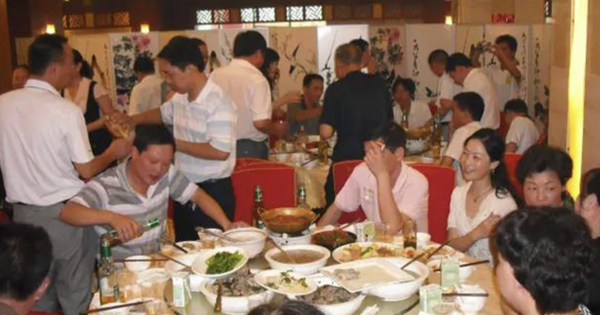 Bố chồng đi họp lớp mang về vòng vàng 100 triệu: Về đến nhà, đơ người vì 1 câu nói của con dâu