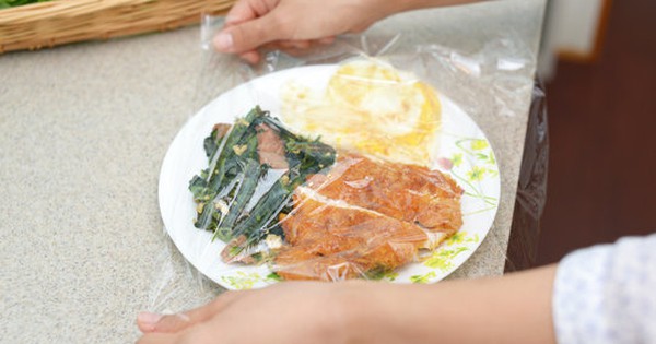 Đến giờ tôi mới nhận ra dùng màng bọc thực phẩm theo 4 kiểu này là “đầu độc” chính mình!