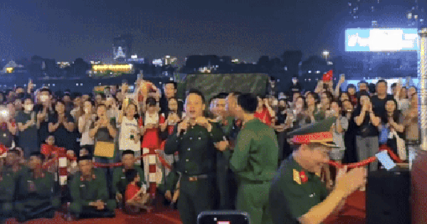 Hot nhất lúc này là "concert" của các chú bộ đội ở Bến Bạch Đằng: “Fan service” cỡ này ai làm lại!