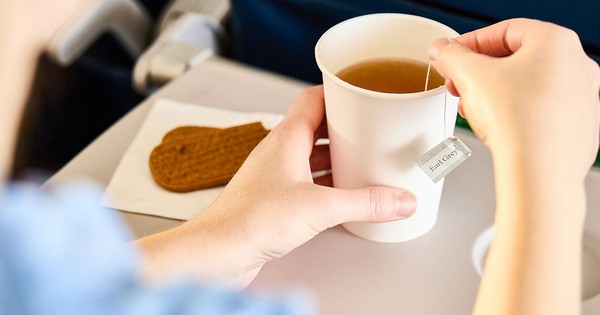 Cựu tiếp viên hàng không tiết lộ 3 món không bao giờ nên gọi trên máy bay