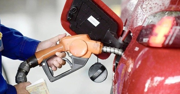 Giá xăng RON 95 xuống dưới 19.000 đồng/lít - thấp nhất 4 năm qua