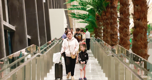 Những hành khách đầu tiên "xông đất" Nhà ga T3 Tân Sơn Nhất