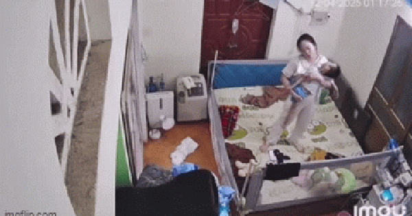 Phóng to clip trong phòng ngủ, cảnh tượng người mẹ ôm con rồi đổ gục xuống giường khiến nhiều người xót xa