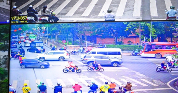 Tài xế xe máy vượt đèn đỏ ở Hà Nội ngỡ ngàng khi nhận trát phạt nguội