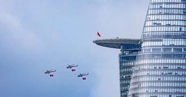 Lần đầu tiên trực thăng quân sự kéo cờ rẽ mây, bay vào trung tâm TP.HCM: Khởi động cho lễ diễu hành lịch sử!