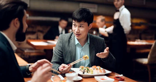 Nghe DeepSeek và Grok tiết lộ luật bất thành văn trong bữa tiệc chốn văn phòng: Người EQ cao nhất định không làm 4 điều này