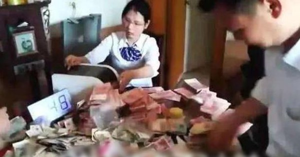 Dọn dẹp căn nhà của bà lão độc thân vừa qua đời, bất ngờ phát hiện 5 túi tiền mặt trị giá 3,4 tỷ đồng