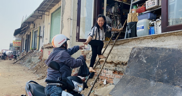 Cảnh tượng lạ ở nơi người dân phải bắc thang 2 mét vào nhà: Đau chân, chuột rút không chừa một ai!