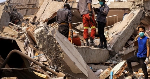 Người phụ nữ được cứu sống sau 91 giờ mắc kẹt trong đống đổ nát ở Myanmar