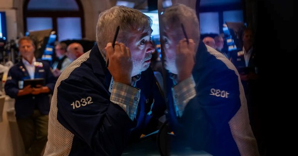 Chứng khoán tương lai Mỹ đồng loạt lao dốc, Dow Jones futures giảm hơn 1.000 điểm