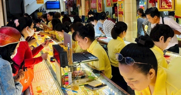 Giá vàng giảm mạnh, nhà đầu tư nên bán hay mua?