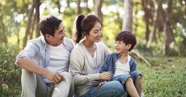 Dù có tiền hay không, cha mẹ cũng phải hào phóng với con cái ở 4 phương diện này: Con lớn lên tự tin, rạng rỡ, tương lai xán lạn