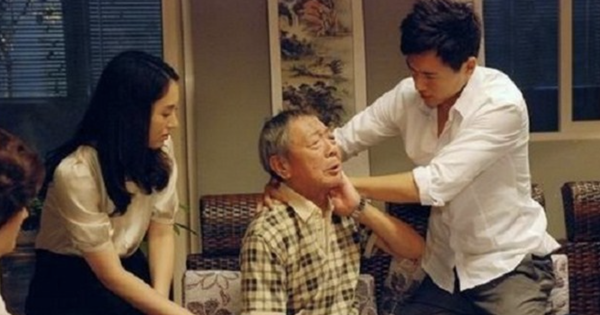 Ngày giá vàng lập đỉnh, con dâu đem hết tiền trong nhà đi mua vàng, bố chồng vội can: "Cô đang làm gì vậy?"