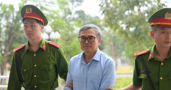 Hình ảnh dẫn giải cựu Thứ trưởng Bộ Công Thương Hoàng Quốc Vượng cùng đồng phạm