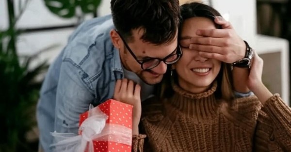 Doanh nhân tặng hơn 750 triệu đồng để theo đuổi bạn gái nhưng vẫn bị từ chối, liền khởi kiện đòi quà kèm lãi: Tòa phán "do anh tự nguyện"