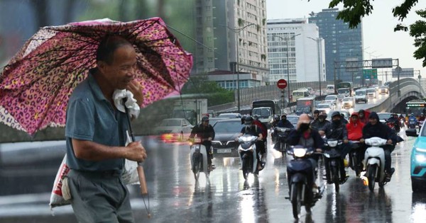 Mây giông "khổng lồ" ùn ùn kéo về bao trùm Hà Nội, mưa lớn gần giờ tan tầm khiến nhiều người trở tay không kịp