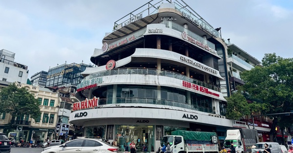Tháo dỡ, chuyển đồ đạc khỏi tòa nhà "hàm cá mập" để chuẩn bị phá dỡ