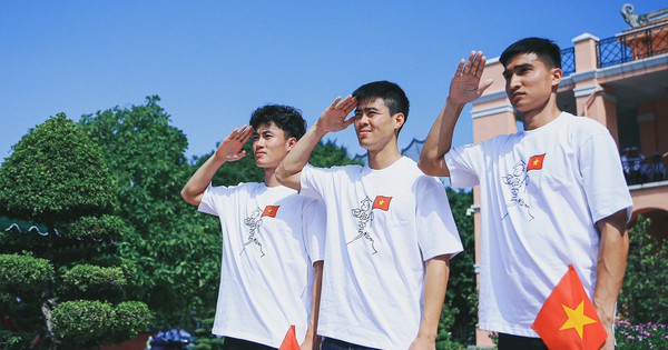 Ở đây có các "nam thần" 1m80 yêu nước, chỉ một khoảnh khắc cười tươi vẫy cờ Tổ quốc đã khiến chị em xao xuyến