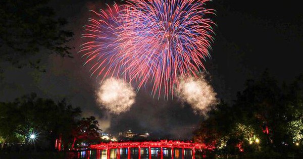 Hà Nội bắn pháo hoa mừng 50 năm Ngày Giải phóng miền Nam, thống nhất đất nước