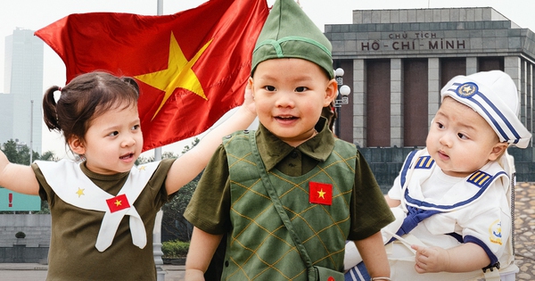 Lăng Bác rộn ràng những ngày tháng Tư lịch sử: Trẻ con thích thú "cosplay" chú bộ đội, người lớn xúng xính áo dài check-in bên lá cờ Tổ quốc!