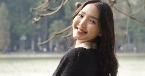 Mỹ nhân Việt mới 17 tuổi đã được săn đón tới tận cửa lớp học, hút 3 triệu view nhờ mặt mộc đẹp tuyệt đối