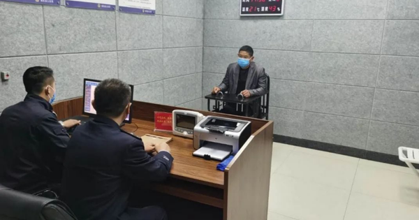 Phát hiện người đàn ông ra cây ATM rút liên tục hơn 437 triệu đồng trong 2 giờ, nhân viên ngân hàng lập tức báo cảnh sát: Thủ đoạn rửa tiền mới bị lật tẩy