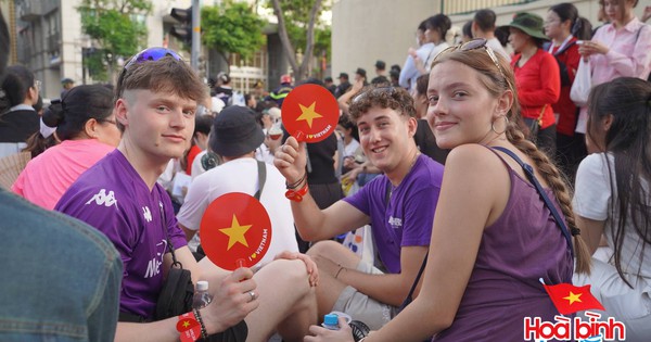 Khách Tây đội nắng cùng người dân TP.HCM lần đầu làm 1 điều đặc biệt nhân dịp lễ 30/4, biểu cảm ai cũng đầy háo hức