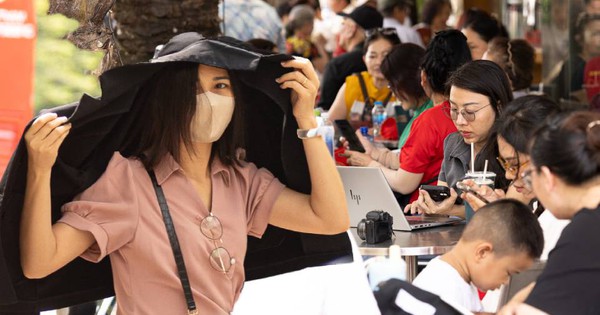 Nắng như rang ở Sài Gòn: Dân văn phòng đau đầu giữa trưa hè "ăn ngoài thì nóng, gọi về thì buồn"