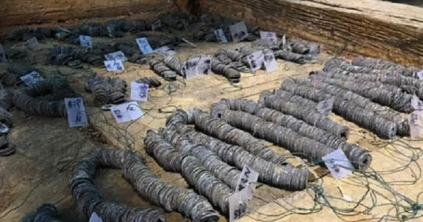 Phát hiện kho báu 2,25 triệu vật thể "xâu thành chuỗi" màu xanh lục khi nổ mìn khai thác đá