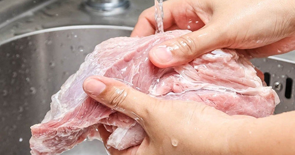Rửa thịt lợn theo cách này chẳng khác nào “tắm” cho vi khuẩn – Vậy mà 70% người nội trợ làm sai