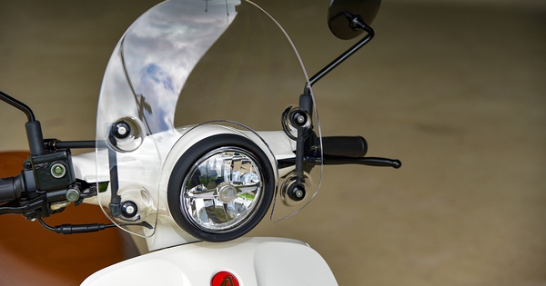 Ở Việt Nam có 2 mẫu xe tay ga vừa ra mắt: Một mẫu ăn xăng 1,9L/100km, một mẫu khỏe gấp 3 lần Vision