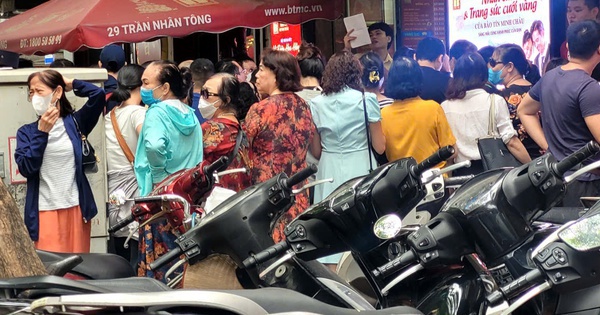 Cảnh tượng quen lại xuất hiện trước cửa tiệm vàng khi giá bật tăng