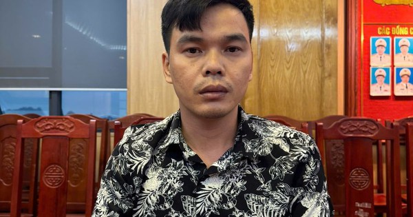 Một nhân viên của công ty giao hàng ra đầu thú