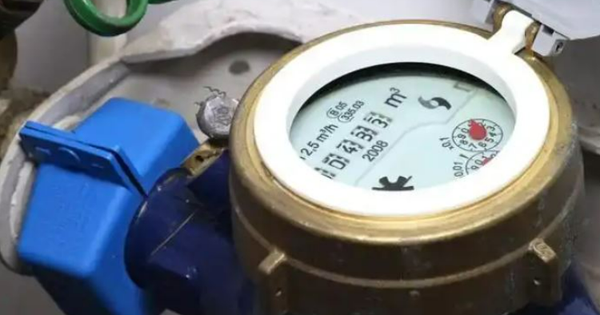 Nhận hóa đơn nước hơn 300 triệu đồng, gia chủ yêu cầu nhân viên đến kiểm tra đồng hồ nước thì phát hiện cảnh tượng khó tin: "Có dấu hiệu bị can thiệp"