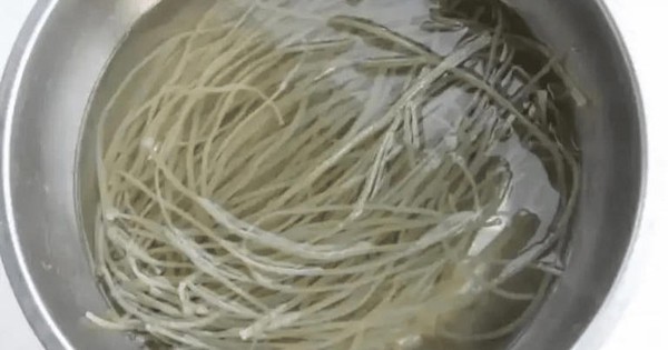 Ngâm miến nước lạnh hay nước nóng tốt hơn? Thêm 1 thứ vào nước rồi ngâm, chỉ 10 phút miến nở mềm, ngon hết chê