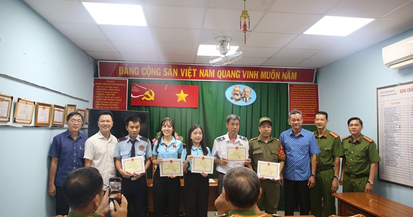 Người đàn ông nước ngoài đến ngân hàng yêu cầu mở tài khoản, nhân viên Agribank kiểm tra giấy tờ thấy bất thường liền báo công an và được khen thưởng